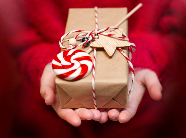クリスマスプレゼントを持つ手 - chocolate box human hand giving ストックフォトと画像