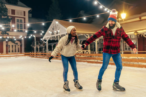 couple actif à la patinoire - patinage sur glace photos et images de collection