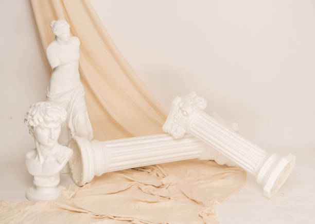 гипсовые статуи эпохи возрождения, расположенные тканью на белом фоне - renaissance period стоковые фото и изображения