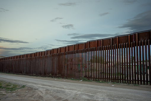 Foto nocturna de Moody del muro fronterizo entre El Paso Texas EE.UU. y Juárez Chihuahua Texas en Puerto Anapra photo