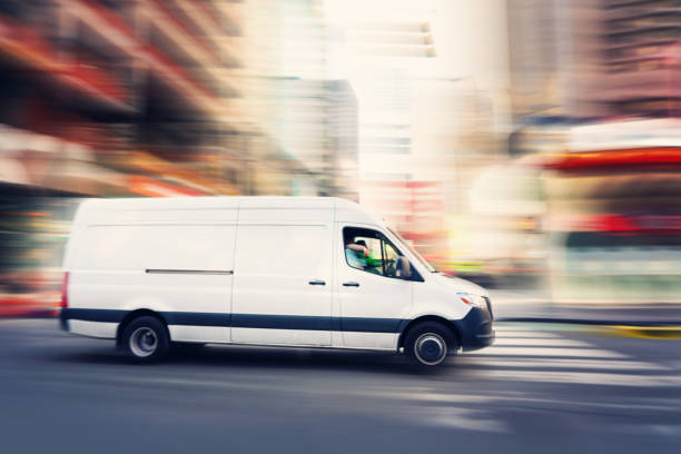 furgone bianco di consegna a manhattan intorno all'area di times square - delivery van foto e immagini stock