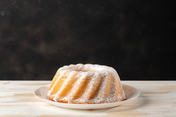 gâteau maison de bundt de vanille sur le fond en bois blanc. - bunt photos et images de collection