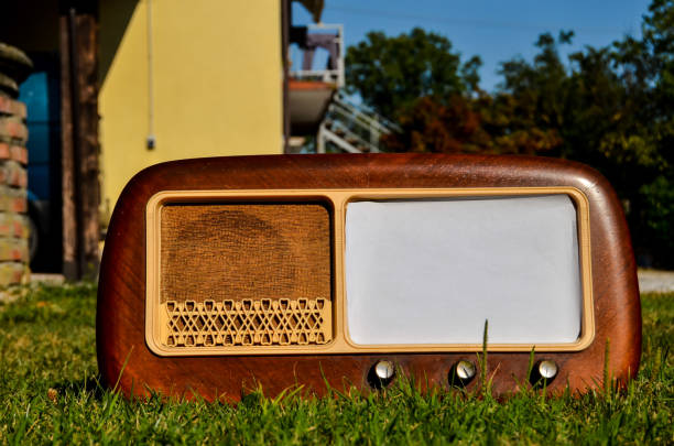 rádio velho em um fundo de grama - old obsolete antique old fashioned - fotografias e filmes do acervo