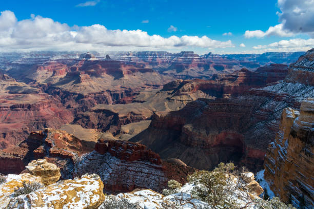 グランドキャニオン国立公園の冬 - extreme terrain eroded snow landscape ストックフォトと画像