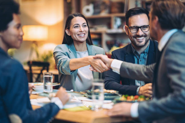 nouvelle entente commerciale - handshake business business person communication photos et images de collection