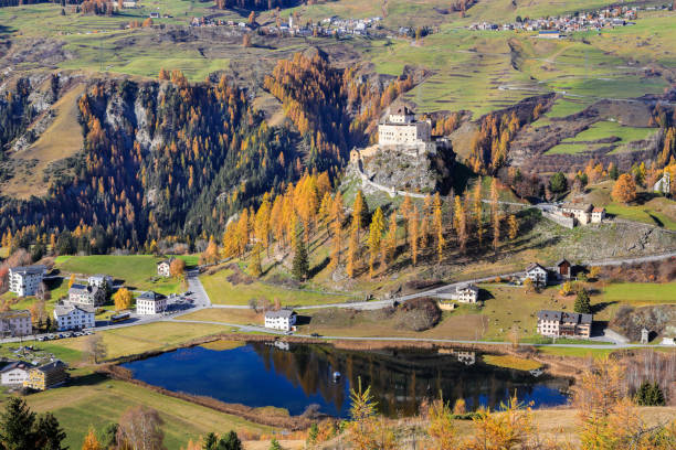 wysoki widok na zamek tarasp jesienią wspaniały kolor - graubunden canton engadine stone larch tree zdjęcia i obrazy z banku zdjęć