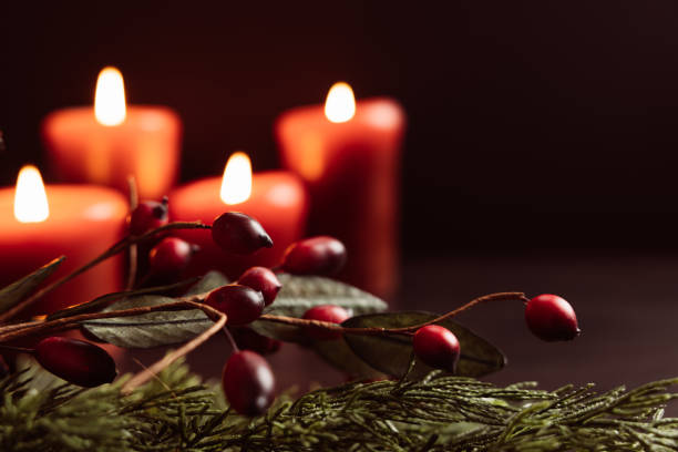 bayas navideñas y velas rojas - christmas candle advent holiday fotografías e imágenes de stock