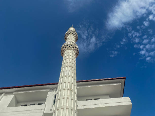 gran hermosa mezquita musulmana alta templo islámico para oraciones a dios alá con altas torres de religión en cálido tropical oriental país del sur resort - sunset in islamic country fotografías e imágenes de stock
