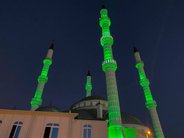 gran hermosa mezquita musulmana alta templo islámico para oraciones a dios alá con altas torres de religión en cálido tropical oriental país del sur resort por la noche - sunset in islamic country fotografías e imágenes de stock