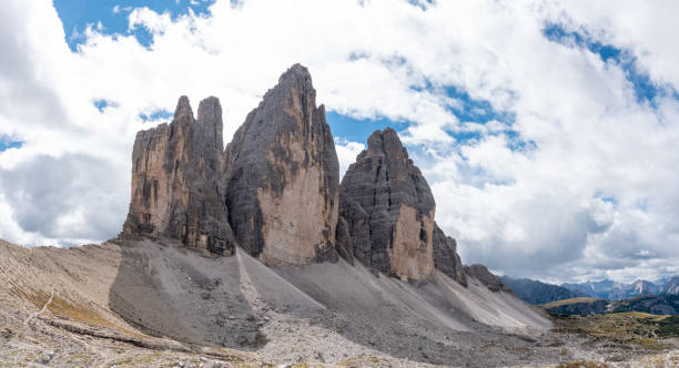南チロルドロミテアルプスの象徴的なドライジンネン山脈の眺め - tre cime di lavaredo ストックフォトと画像