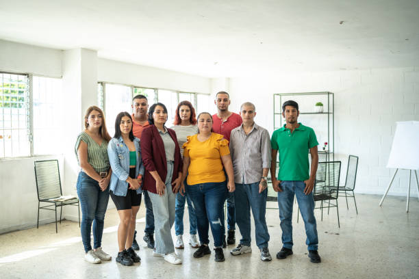 porträt eines teams im gemeindezentrum - mannschaftsfoto stock-fotos und bilder