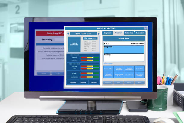 registro médico mostrando na tela do monitor do computador. - registo médico eletrónico - fotografias e filmes do acervo