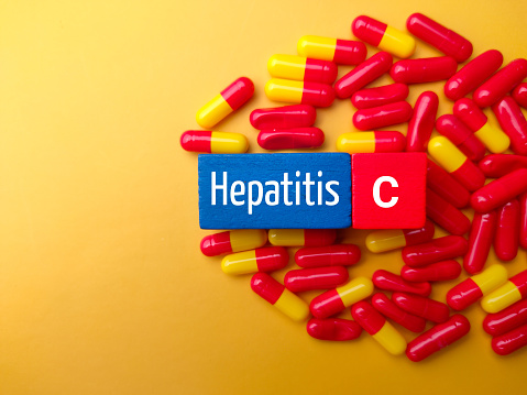 Vista superior píldora médica y cubo de color con la palabra Hepatitis C. Concepto médico. photo