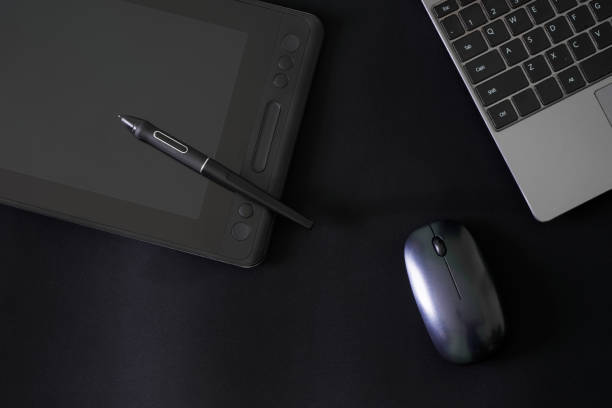 ノートパソコンとコンピューターのマウスの横にある黒い背景に画面を持つスタイラスとグラフィックタブレット。デジタル技術による現代の創造性のコンセプト。 スペースをコピーします - digital tablet digitized pen laptop black ストックフォトと画像