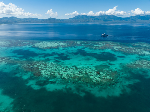 Vista aérea del hermoso arrecife de coral indonesio photo