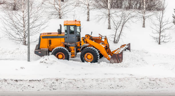 odśnieżanie. ciągnik oczyszcza drogę po obfitych opadach śniegu. - clear sky construction vehicle bulldozer commercial land vehicle zdjęcia i obrazy z banku zdjęć