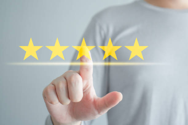 Customer Experience, Satisfaction, Feedback, Review, Evaluation concept. Client click on five yellow stars to increase rating. The best excellent business services rating customer experience. experiencia del cliente, satisfacción, retroalimentación, revisión, concepto de evaluación. el cliente hace clic en cinco estrellas amarillas para aumentar la calificación. los mejores servicios empresariales excelentes que califican la experiencia de