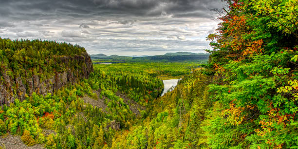 ouimet canyon autumn panorama - thunder bay canada ontario provincial park imagens e fotografias de stock