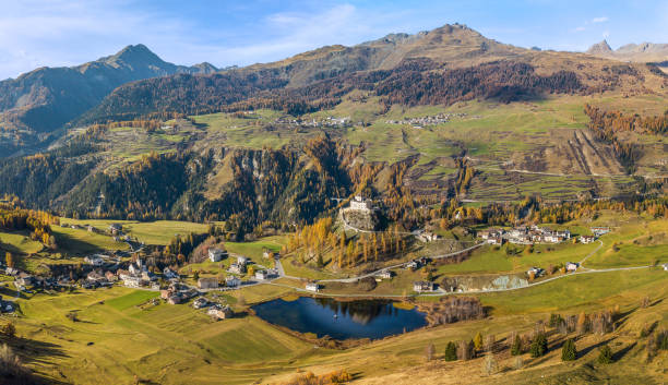 panorama aereo della valle di tarasp con un vecchio castello - switzerland mountain range engadine lake foto e immagini stock