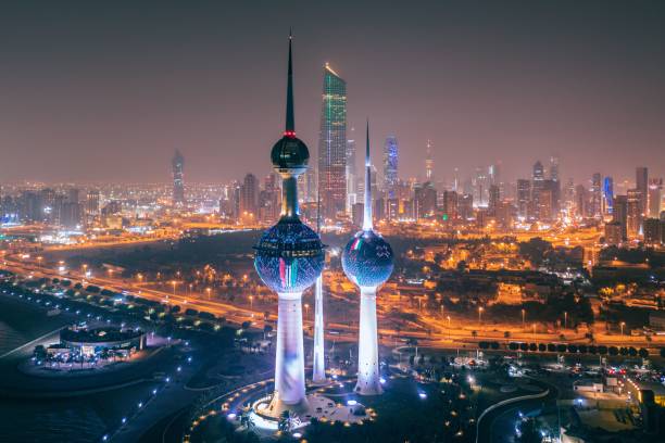 torres iluminadas com vista para a cidade enquanto a cidade do kuwait celebra o dia nacional - kuwait city - fotografias e filmes do acervo