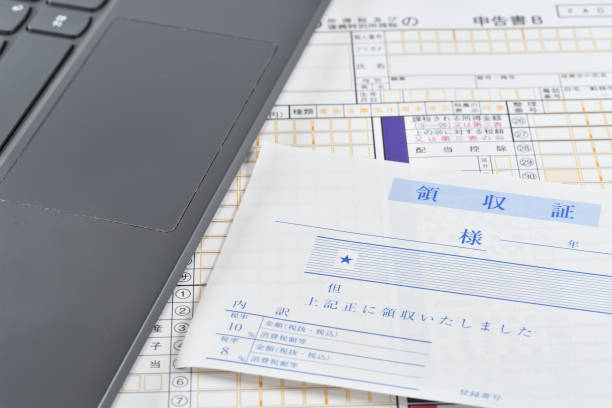 istock image of online tax return 1438306598