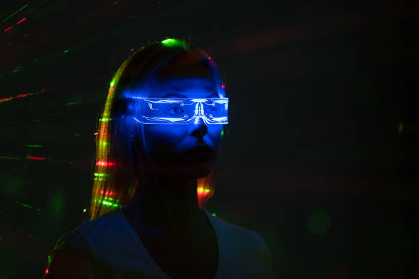 девушка в современных очках стоит в темной комнате - hologram led futuristic women стоковые фото и изображения