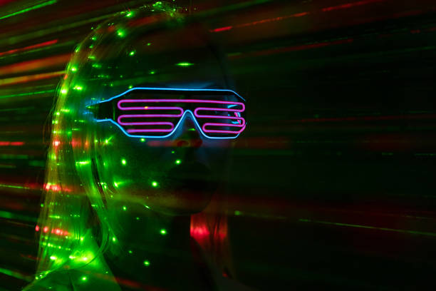 женщина в футуристических очках на заднем плане лазерных лучей - hologram led futuristic women стоковые фото и изображения