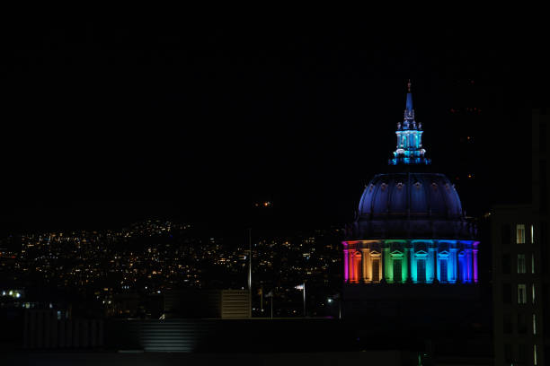 プライ��ド月間に虹色に照らされたサンフランシスコ市庁舎の空撮 - colors spectrum color image lighting equipment ストックフォトと画像