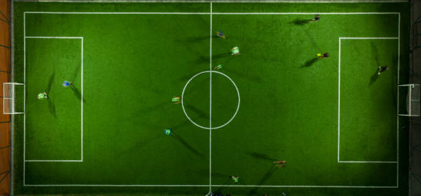 vista aérea de un mini partido de fútbol, fútbol. minicampo de fútbol y futbolistas desde dron - on top of grass scenics field fotografías e imágenes de stock