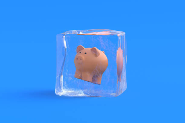 копилка в кубике льда. 3d иллюстрация - frozen currency finance ice стоковые фото и изображения