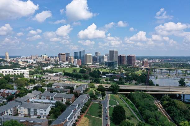 bela tomada de richmond, virginia skyline com um céu azul nublado ao fundo - richmond virginia virginia skyline urban scene - fotografias e filmes do acervo