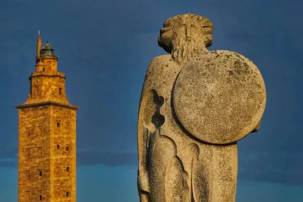 Photo of Beautiful shot of a man statue with a building on the background in Coruna Spain