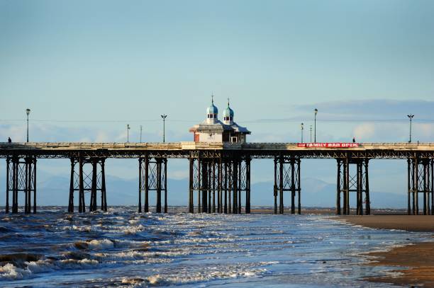 пирс на популярном английском морском курорте блэкпул - blackpool pier стоковые фото и изображения