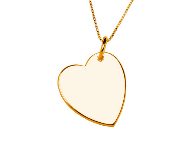 colgante de corazón dorado aislado sobre fondo blanco - heart pendant fotografías e imágenes de stock