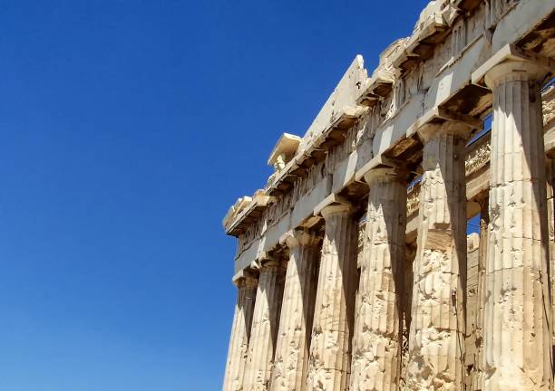 primo piano del partenone ad atene grecia contro un cielo blu chiaro - clear sky acropolis athens greece greece foto e immagini stock