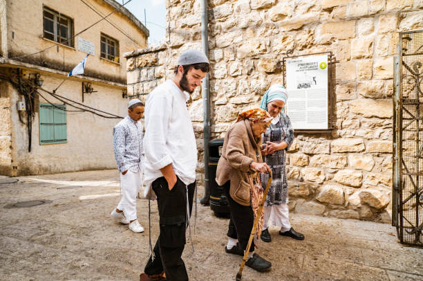 familia judía en el barrio antiguo de la aldea drusa de peki'in, israel - druze fotografías e imágenes de stock