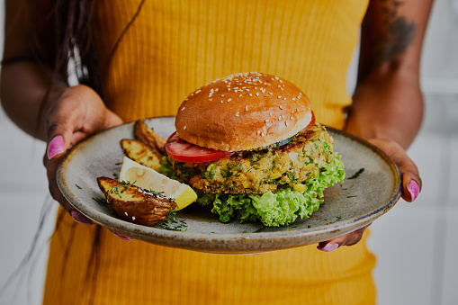 Hermosa y sabrosa hamburguesa vegana en un plato photo