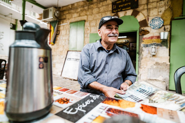 hombre en el antiguo barrio de la aldea drusa de peki'in, israel - druze fotografías e imágenes de stock