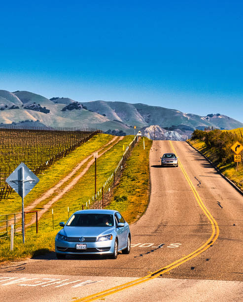 viaggio in auto in paese del vino centrale california - san luis obispo county california hill valley foto e immagini stock