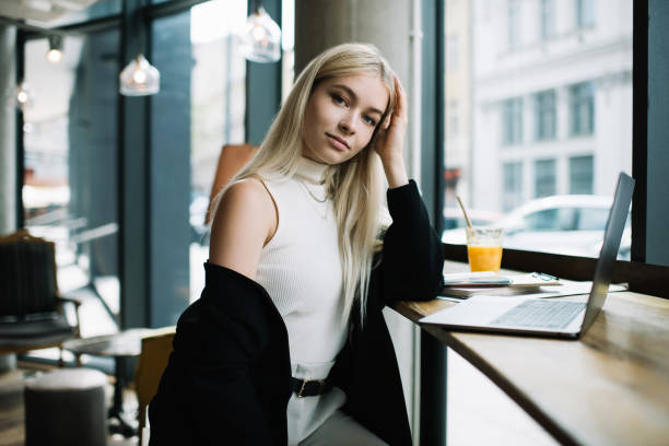 elegante frau steht an der theke in modernen café - prepossessing stock-fotos und bilder