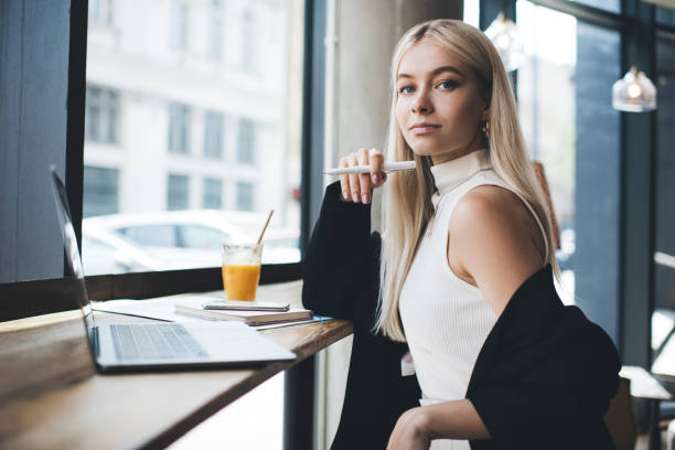 geschäftsfrau bei der arbeit im modernen café - prepossessing stock-fotos und bilder