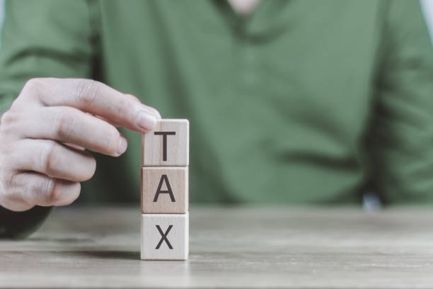 istock e-tax Invoice conceptman's hand is building a cube wood including debit note, credit note and receipt to be in electronic form with digital signature or time stamp 1438391606