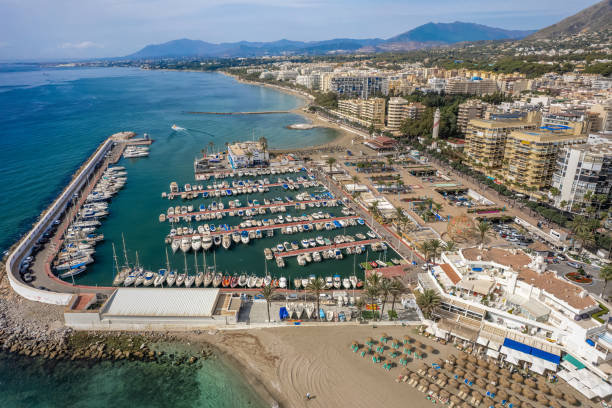 la vista aérea del dron de la playa y el distrito centro de marbella, españa. - marbella fotografías e imágenes de stock