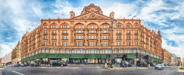 los famosos grandes almacenes harrods ubicados en londres, inglaterra, reino unido - harrods fotografías e imágenes de stock