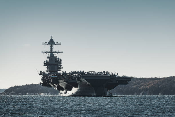 us-amerikanischer flugzeugträger - battleship armed forces canada sunlight stock-fotos und bilder