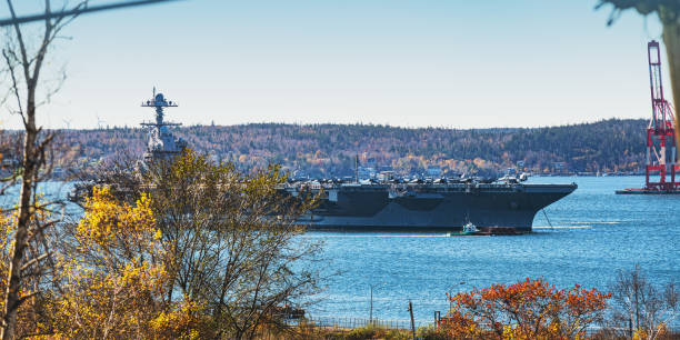 us-amerikanischer flugzeugträger - battleship armed forces canada sunlight stock-fotos und bilder