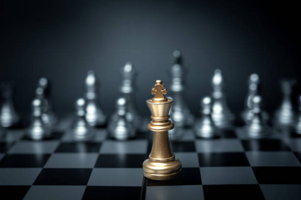 les échecs golden king debout devant sur le jeu de plateau. concept stratégie de leadership d’affaires. - politique photos et images de collection