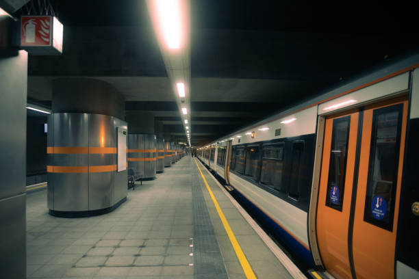 filmfoto der u-bahn-station - london england vanishing point underground diminishing perspective stock-fotos und bilder