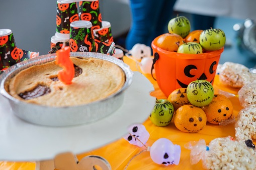 table dressed with great decoration inspired by the holiday of halloween to celebrate the three years of a little boy