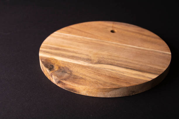 empty round wooden cutting board - cutting board plank wood isolated imagens e fotografias de stock